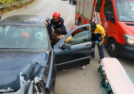 Bariyerlere saplanan araçtan sürücüyü itfaiye çıkardı