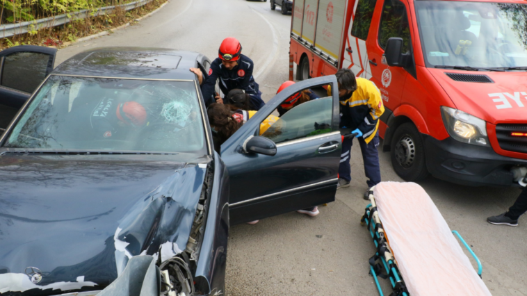 Bariyerlere saplanan araçtan sürücüyü itfaiye çıkardı