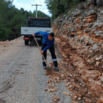 Finike’de taş ve mıcırla kaplanan yol temizlendi