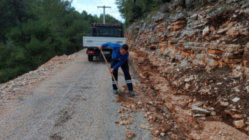 Finike’de taş ve mıcırla kaplanan yol temizlendi