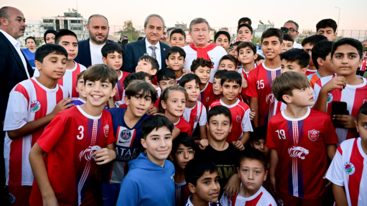 Kocagöz, söz verdiği çim sahayı yaptı