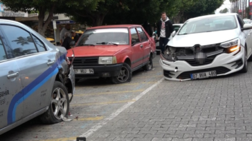 Lüks otomobil park halindeki araçlara çarparak durabildi