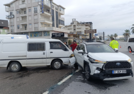 Manavgat'ta kamyonet ile otomobil çarpıştı: 1 yaralı