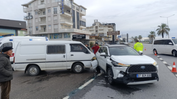 Manavgat'ta kamyonet ile otomobil çarpıştı: 1 yaralı