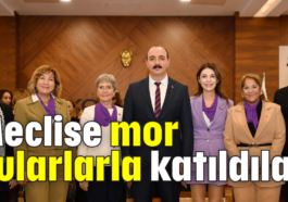 Meclise mor fularlarla katıldılar