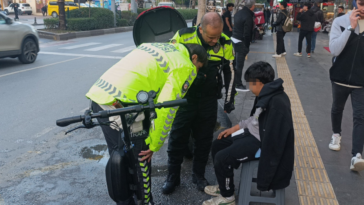 Midibüse çarpan elektrikli scooter sürücüsü yaralandı