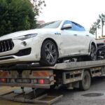 Lüks araç park halindeki otomobillere çarptıktan sonra durdu