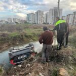 Dereye uçan otomobilden burnu kanamadan çıktı