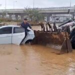 Antalyada sağanak; göle dönen yollarda mahsur kaldılar