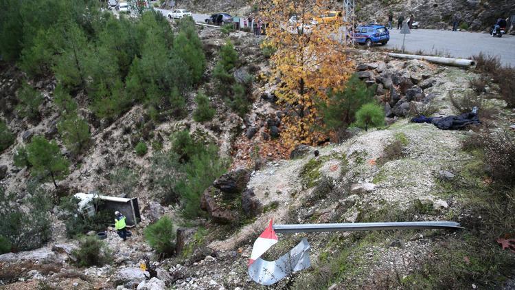 Yoldan çıkan kamyonet 25 metre yuvarlandı: 1 ölü, 1 yaralı