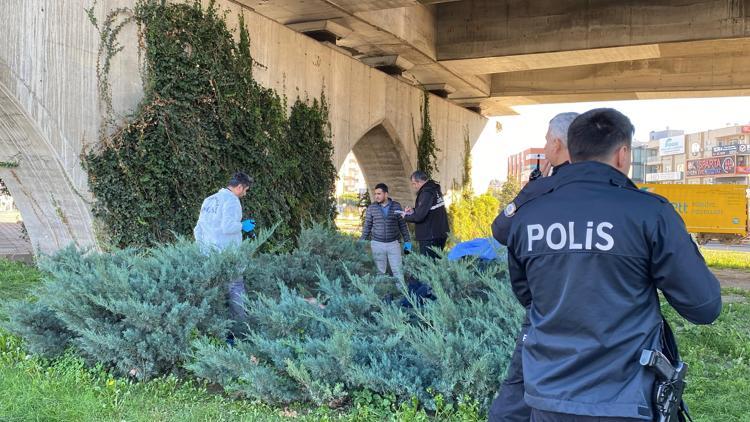 Antalyada üst geçidin altında battaniyeye sarılı ceset bulundu