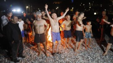 Antalya yeni yılı denizde karşıladılar