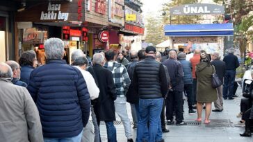 Yılbaşından sonra bayilerde kuyruk oluştu: 2 ve 7 rakamını gören parasını almaya geldi