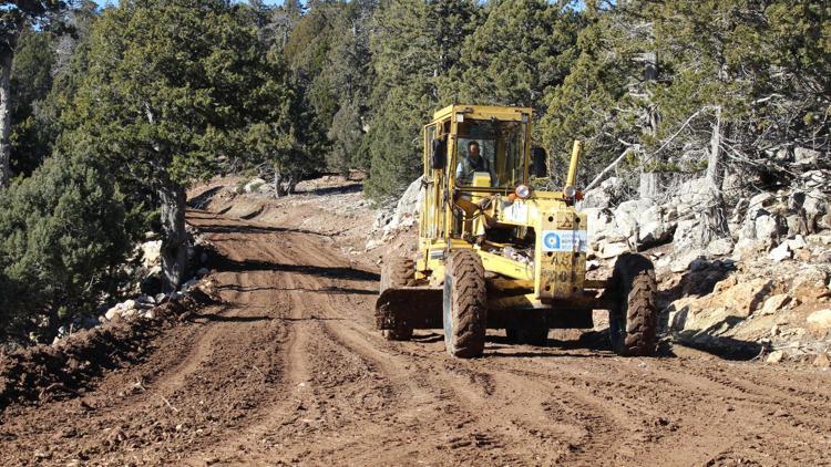 Elmalı’da 19 mahallenin yayla yoluna ulaşım kolaylaştı