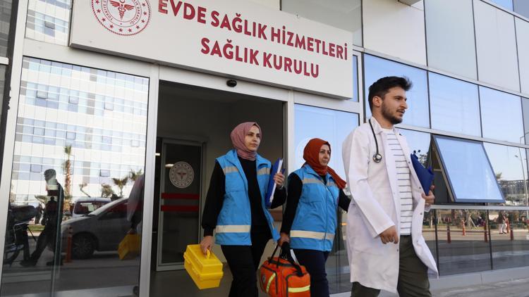 1400 hastaya evde sağlık hizmeti; duygusal anlar da yaşanıyor