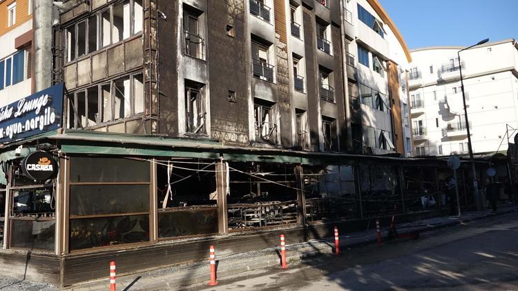 İş yerindeki yangın, aparta sıçramadan söndürüldü