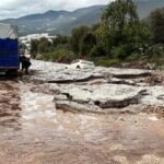 Şiddetli yağmur ve dolu sele neden oldu, yol ulaşıma kapandı