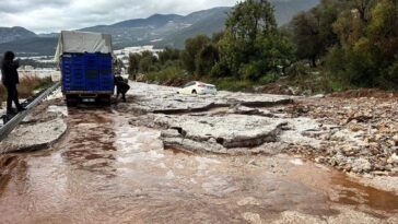 Şiddetli yağmur ve dolu sele neden oldu, yol ulaşıma kapandı