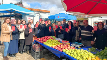 CHP'li kadınlardan Korkuteli'nde pazar ziyareti