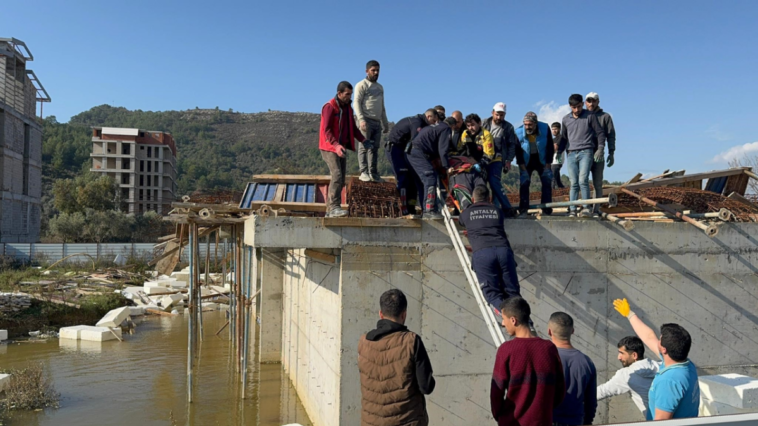 Gazipaşa'da inşaat halindeki binada kalıplar çöktü: 3 işçi yaralandı