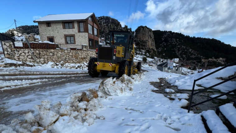 Kemer'de kardan kapanan yayla yolları açıldı