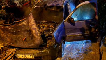 Otomobildeki yangını itfaiye söndürdü