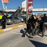 Trafik polisi motosikletten savrulup yaralandı