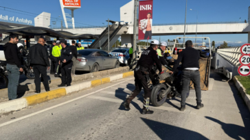 Trafik polisi motosikletten savrulup yaralandı