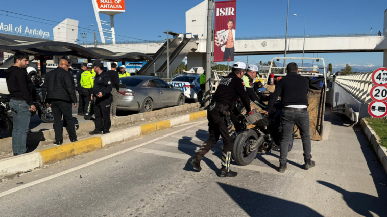 Trafik polisi motosikletten savrulup yaralandı