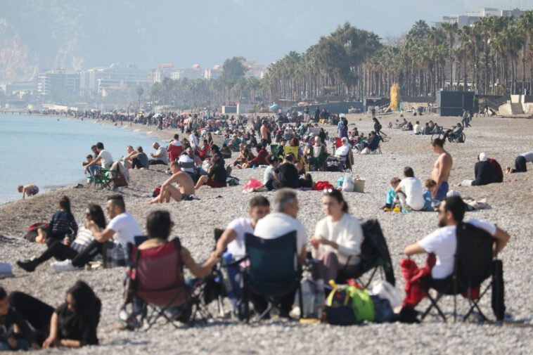 Antalya'da tatilin son günü güneşin keyfini çıkardılar