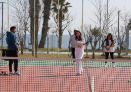 Antalyalılar tenis öğreniyor