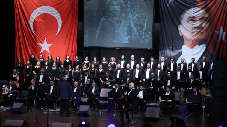 Antalyalılar, Türk bayraklarıyla türkülere eşlik etti