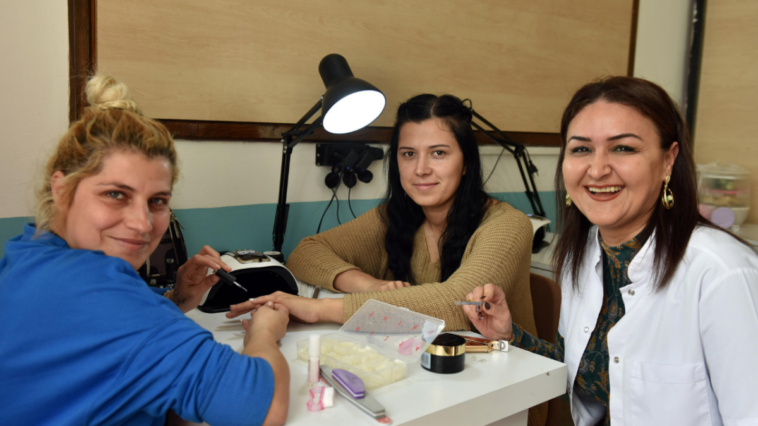 AKMEK'te sertifikalı güzellik uzmanı yetiştiriliyor