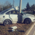Aydınlatma direğine çarpan otomobilin sürücüsü yaralandı