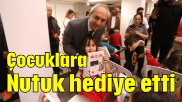 Çocuklara Nutuk hediye etti