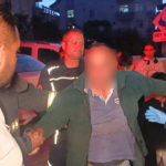 Kaza yapan kamyoneti kanala düşmekten korkuluklar kurtardı