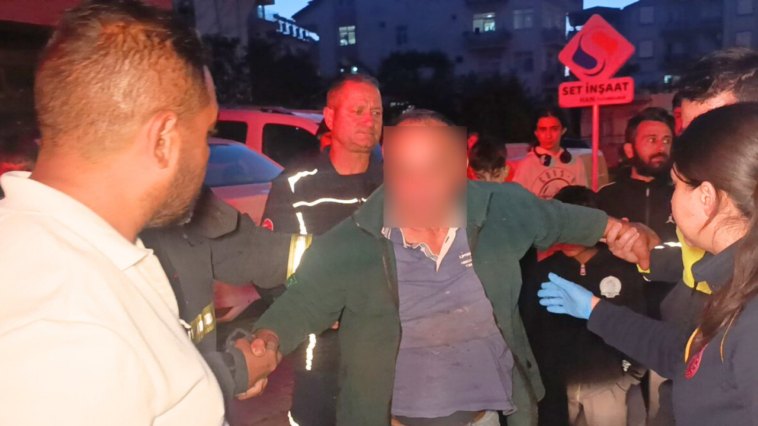 Kaza yapan kamyoneti kanala düşmekten korkuluklar kurtardı