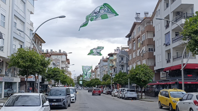 Manavgat Belediyespor bayrakları tehlikeli oluyor