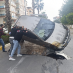 Manavgat'ta virajı alamayan otomobil takla attı