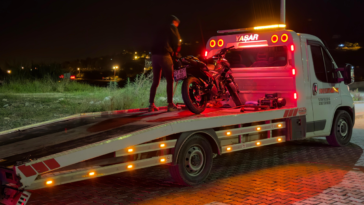 Seyir halindeki motosikletten düşen yolcu yaralandı